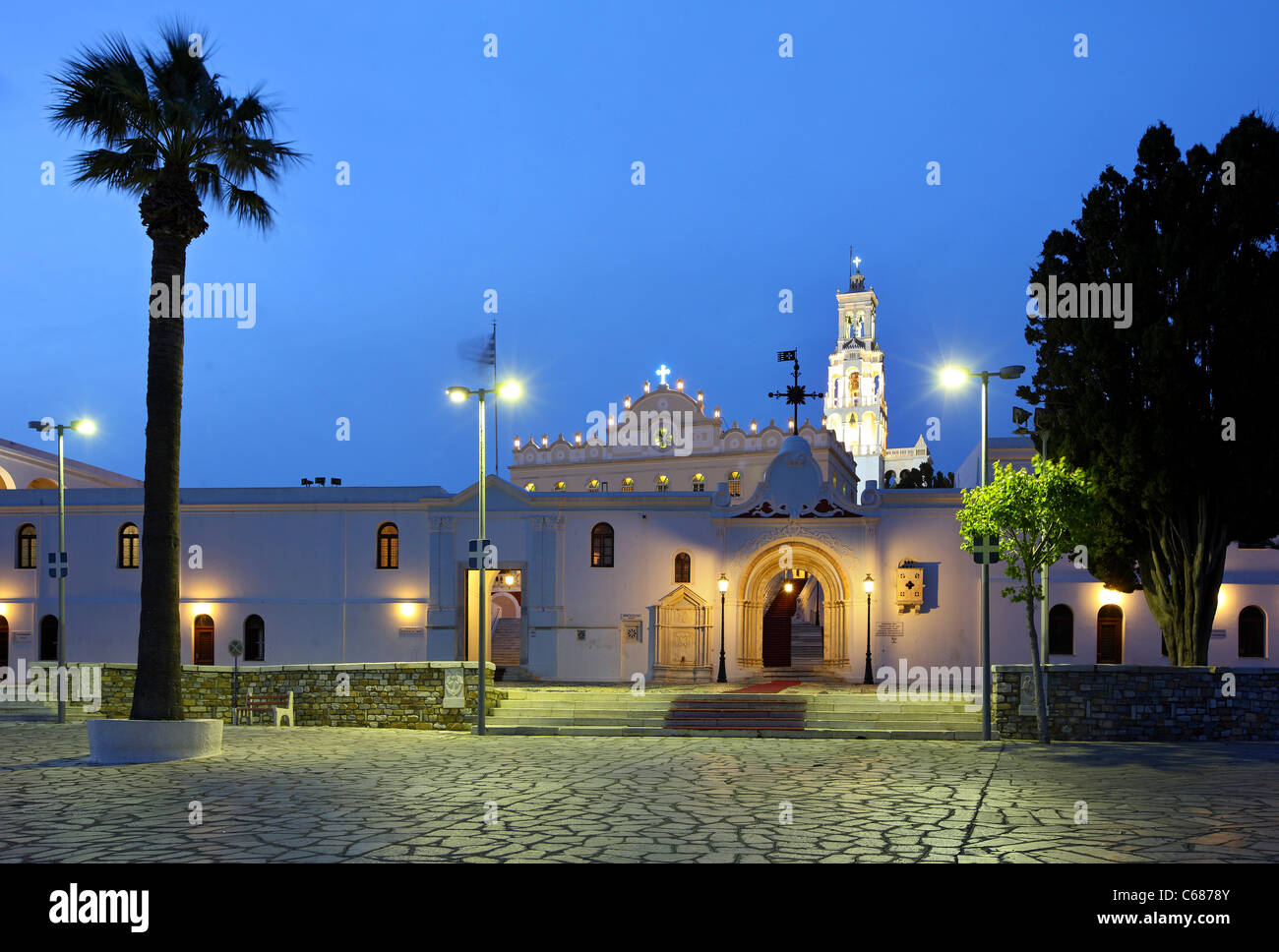 Die Kirche der Jungfrau Maria in Tinos Insel, in der "blauen" Stunde. Kykladen, Griechenland Stockfoto