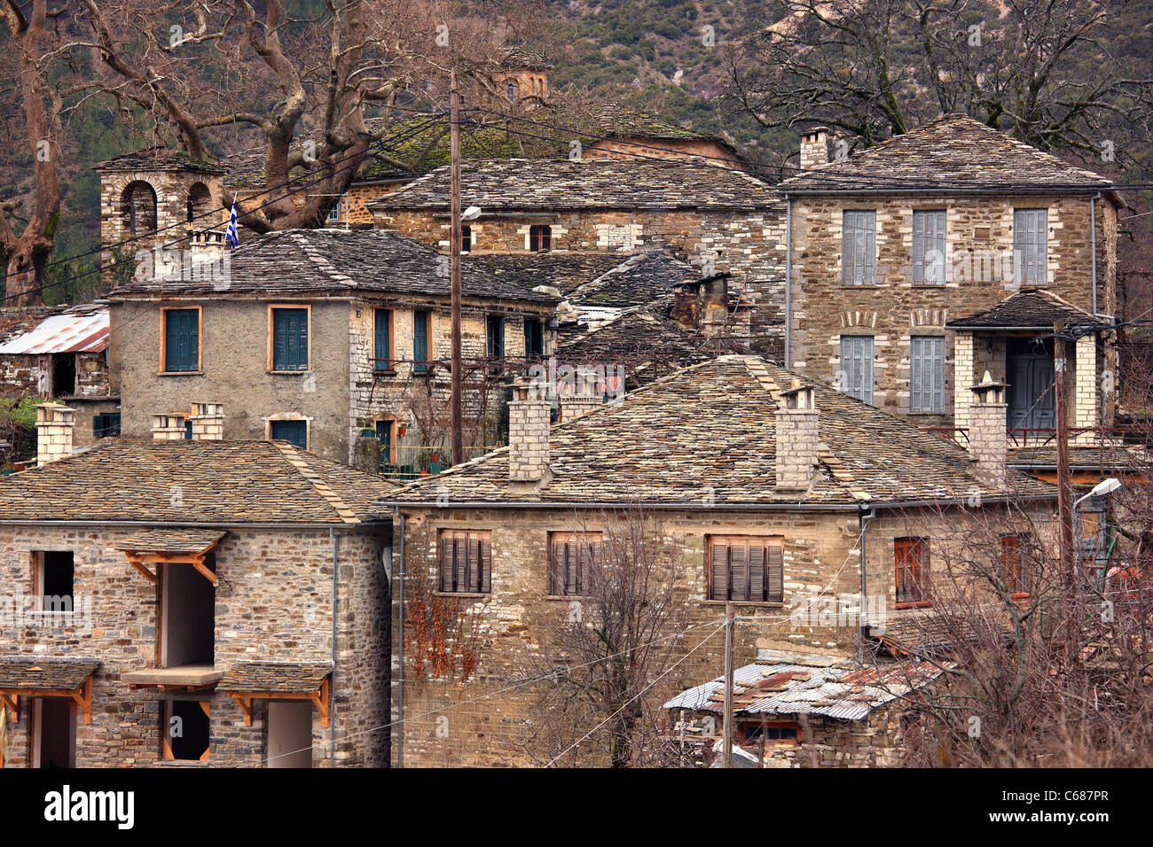 Traditionelle griechische Architektur der Bergdörfer, von ("klein") Mikro Papigo Dorf, Region Zagori, Ioannina, Epirus Stockfoto
