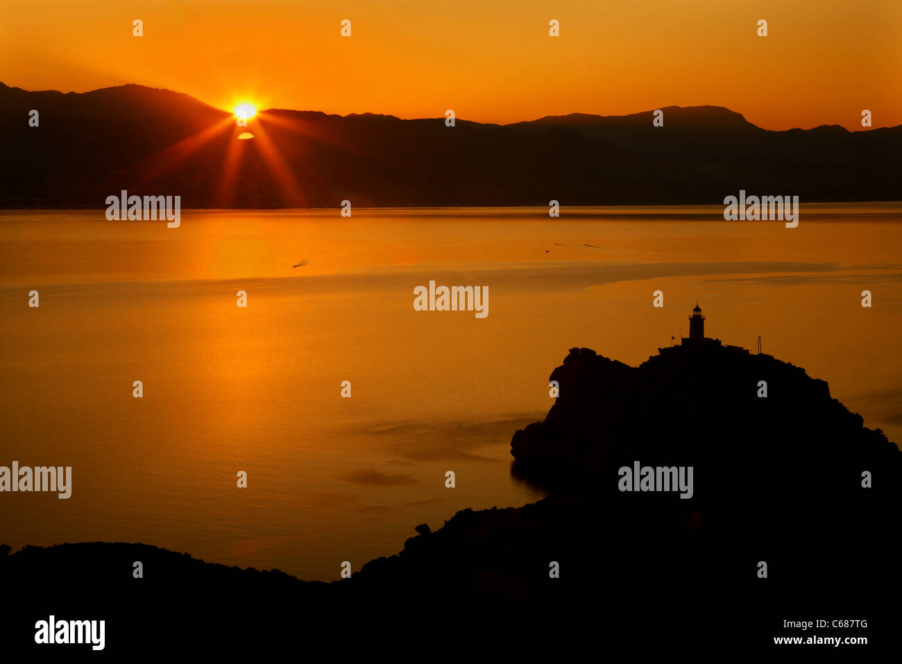 Sonnenuntergang am korinthischen Golf, ganz in der Nähe der Ausgrabungsstätte Heraion von Perahora und den Leuchtturm. Korinth, Griechenland Stockfoto