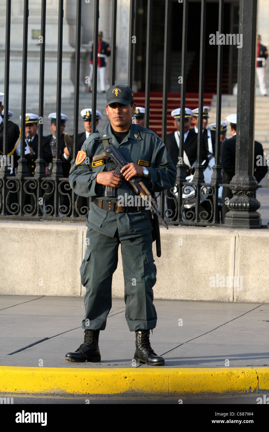 Ein Soldat steht Wache außerhalb der Casa de Gobierno in der Plaza de Armas. Lima, Peru, Südamerika Stockfoto
