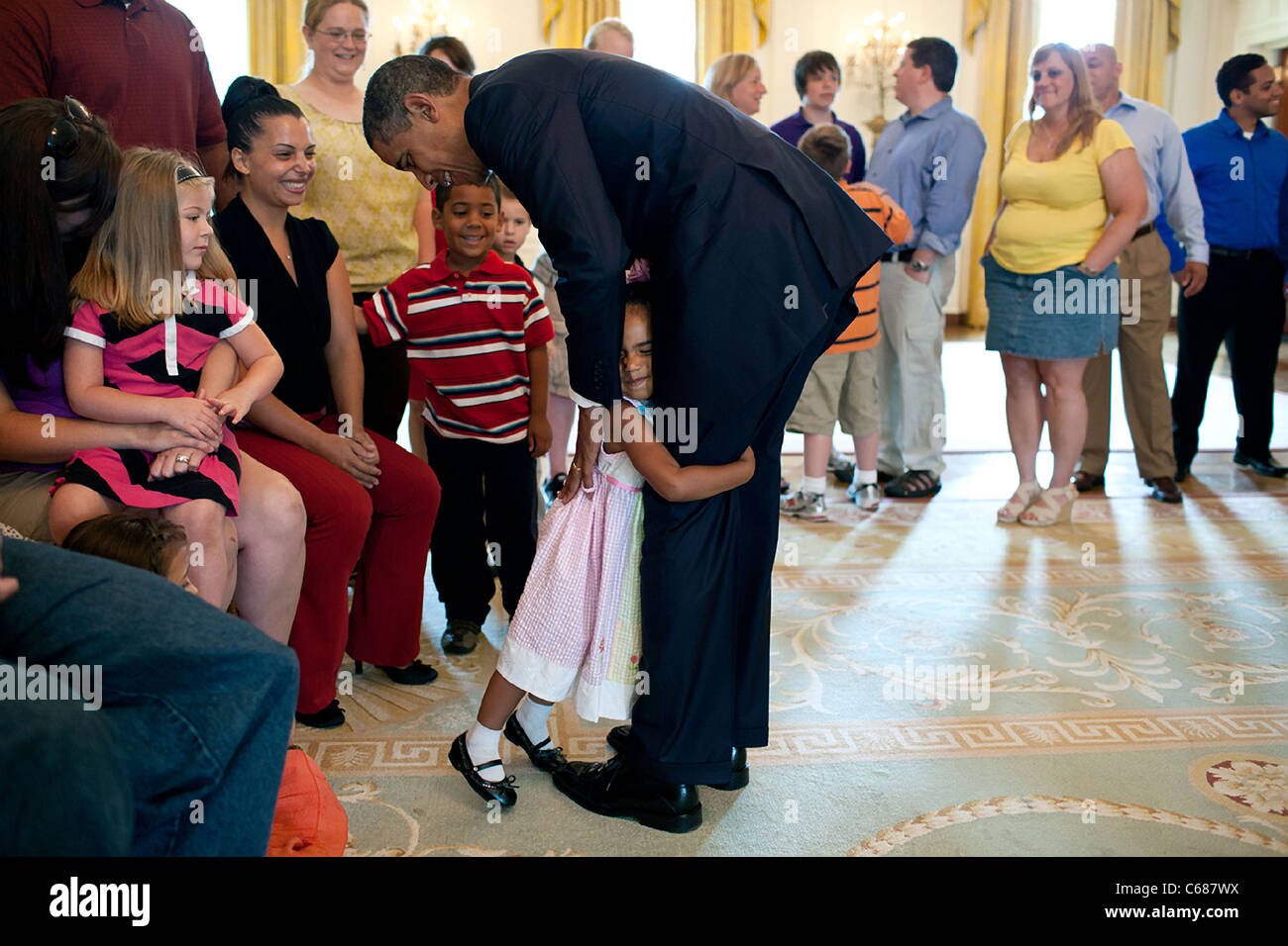 Präsident Barack Obama bekommt eine Umarmung von einem kleinen Mädchen, als er verwundete Krieger begrüßt Stockfoto