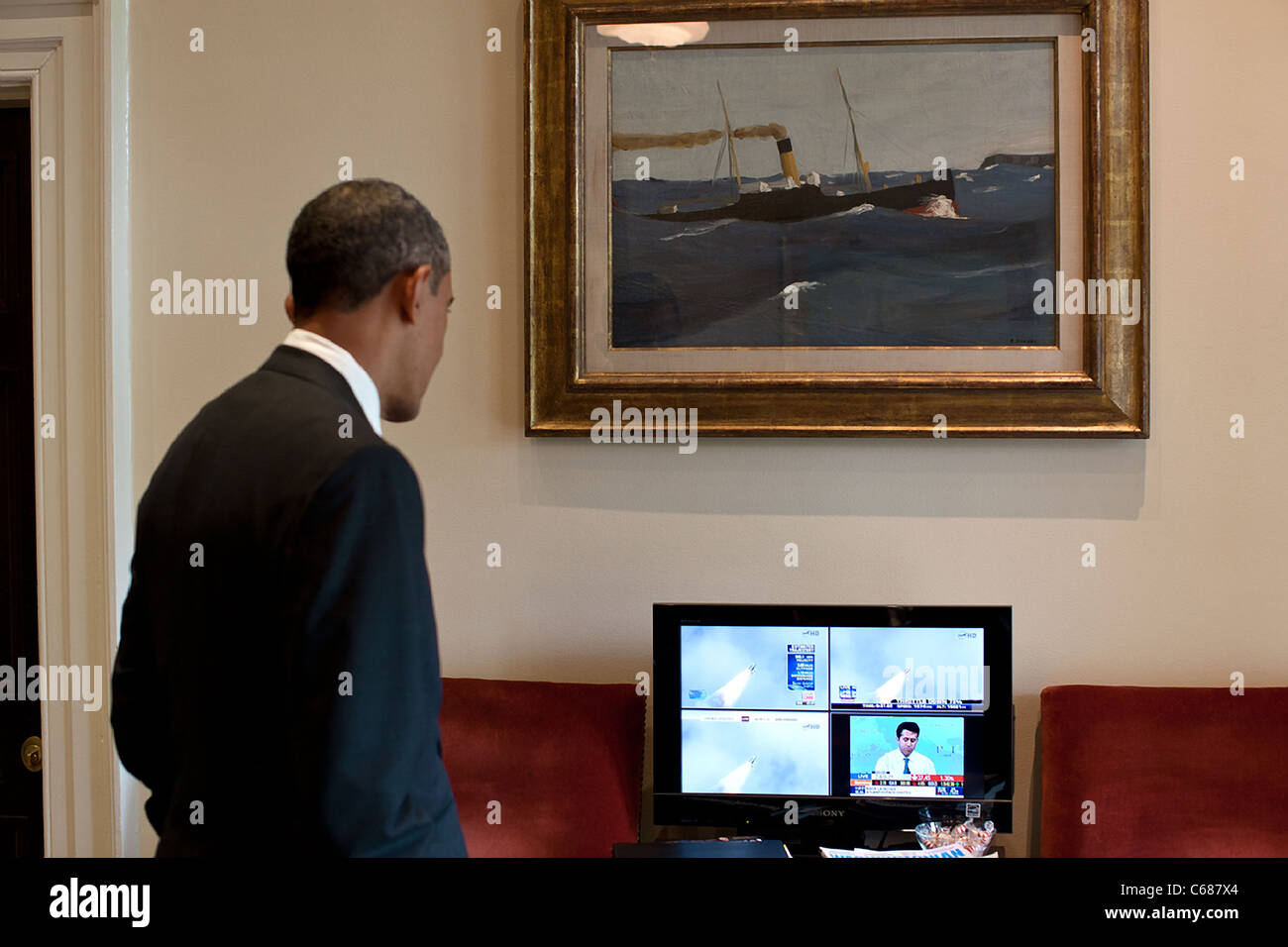 Präsident Barack Obama sieht den Start des Space Shuttle Atlantis auf einem Fernsehbildschirm Stockfoto
