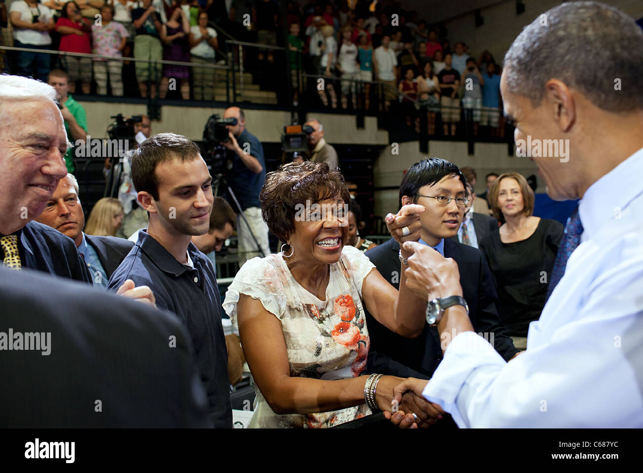 Präsident Barack Obama begrüßt das Publikum nach einem Rathaus Stockfoto