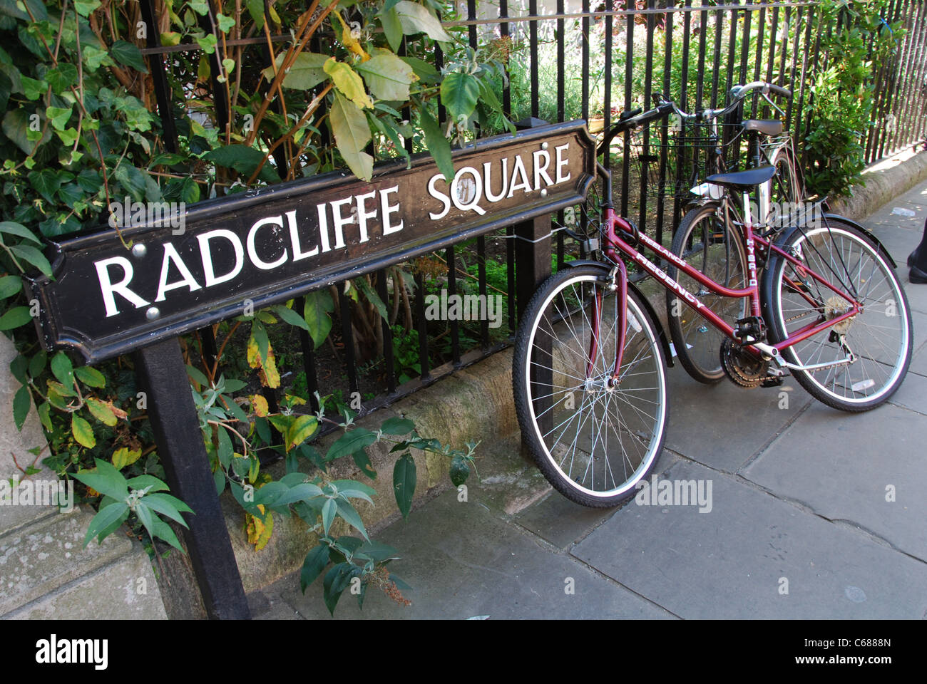 Student-Fahrrad am Radcliffe Square Oxford UK Stockfoto