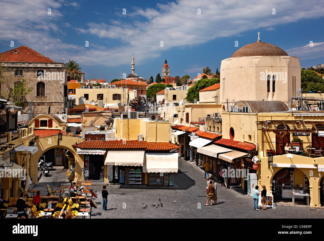 Beginn der Sokratous Straße (eine der Hauptstraßen in der mittelalterlichen Stadt oder Rhodos) am Rande des Ippokratous Quadratmeter. Stockfoto