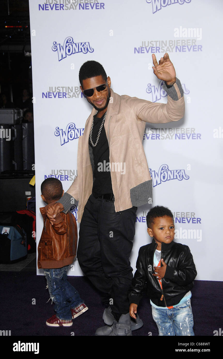 Usher im Ankunftsbereich für JUSTIN BIEBER: NEVER NEVER sagen Premiere, Nokia Theatre, Los Angeles, CA 8. Februar 2011. Foto von: Michael Germana/Everett Collection Stockfoto