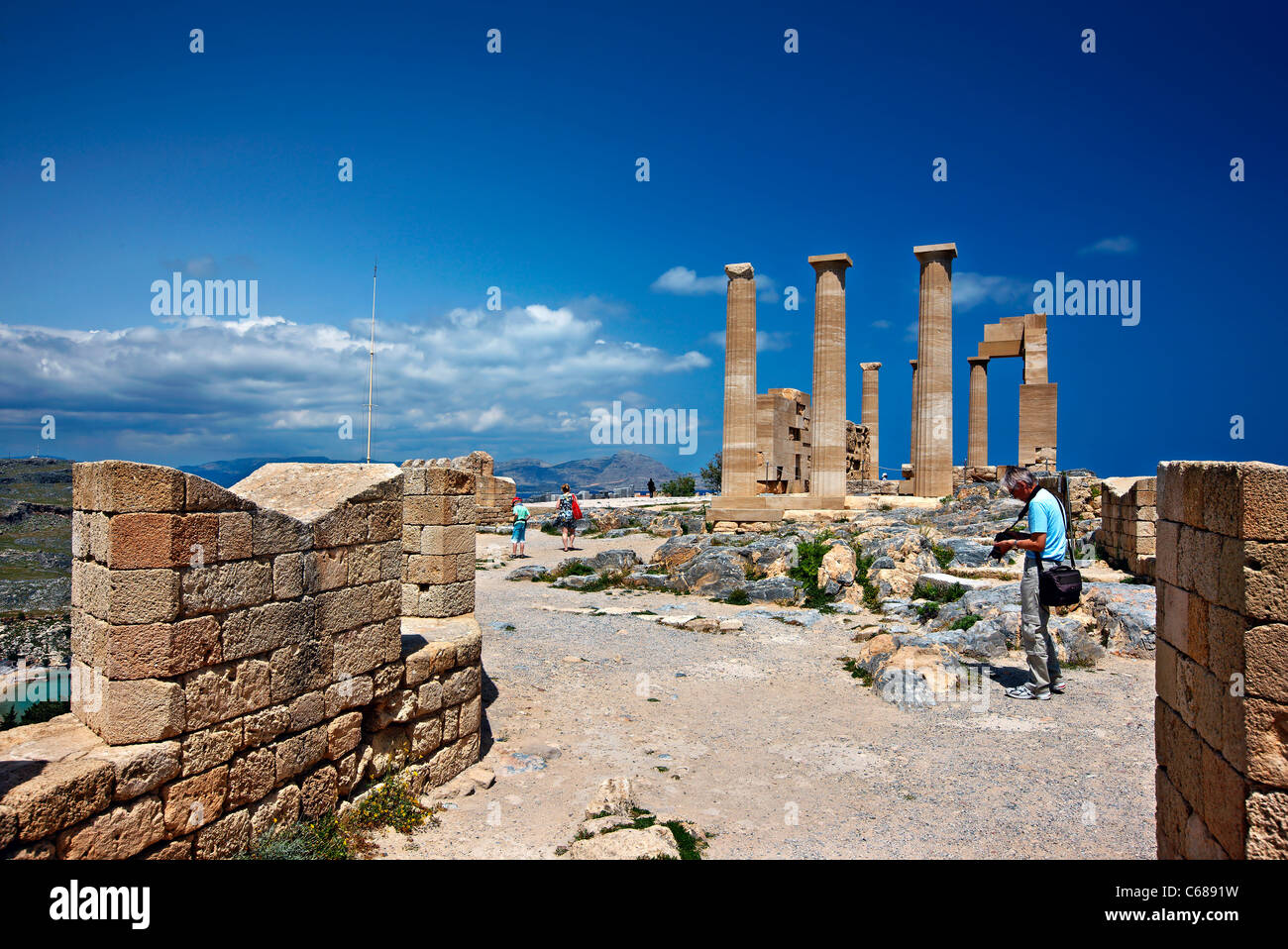 Die alten Tempel der Athena Lindia auf der Akropolis von Lindos Stadt, Rhodos, Dodekanes, Griechenland Stockfoto
