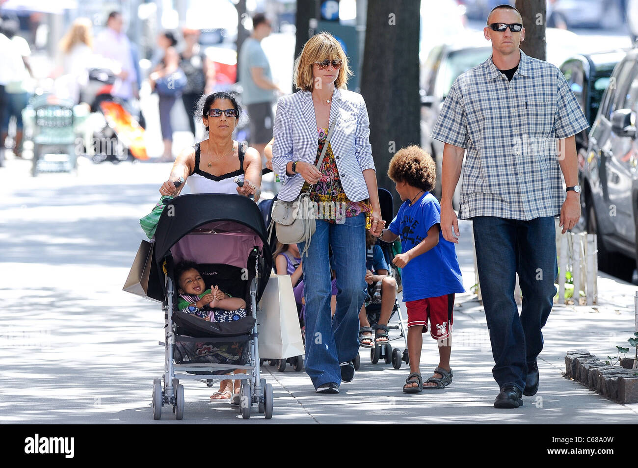 Lou Samuel, Heidi Klum, Johan Samuel, walk in unterwegs für Promi-Schnappschüsse - Mittwoch, Soho, New York, NY 30. Juni 2010. Foto von: Ray Tamarra/Everett Collection Stockfoto