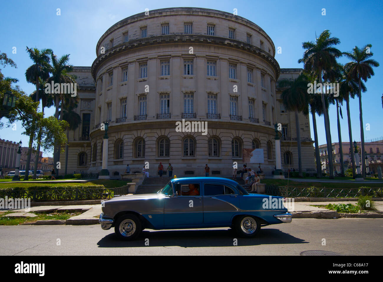 Große blaue amerikanische Oldtimer vorbei El Capitolio in Havanna Kuba bauen Stockfoto
