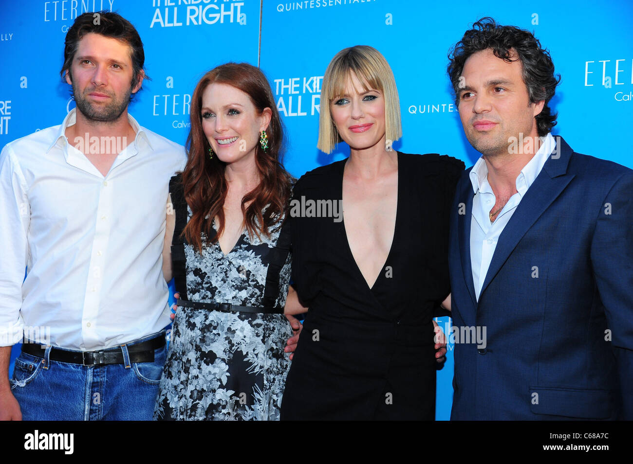 Bart Freundlich, Julianne Moore, Sunrise Coigney, Mark Ruffalo im Ankunftsbereich für die Kinder sind alle richtigen Premiere, Landmark Sunshine Cinema, New York, NY 30. Juni 2010. Foto von: Gregorio T. Binuya/Everett Collection Stockfoto