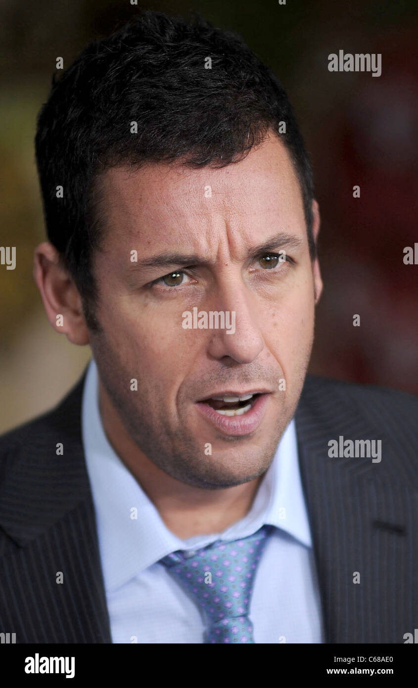 Adam Sandler im Ankunftsbereich für JUST GO WITH IT Premiere, The Ziegfeld Theatre, New York, NY 8. Februar 2011. Foto von: Kristin Callahan/Everett Collection Stockfoto