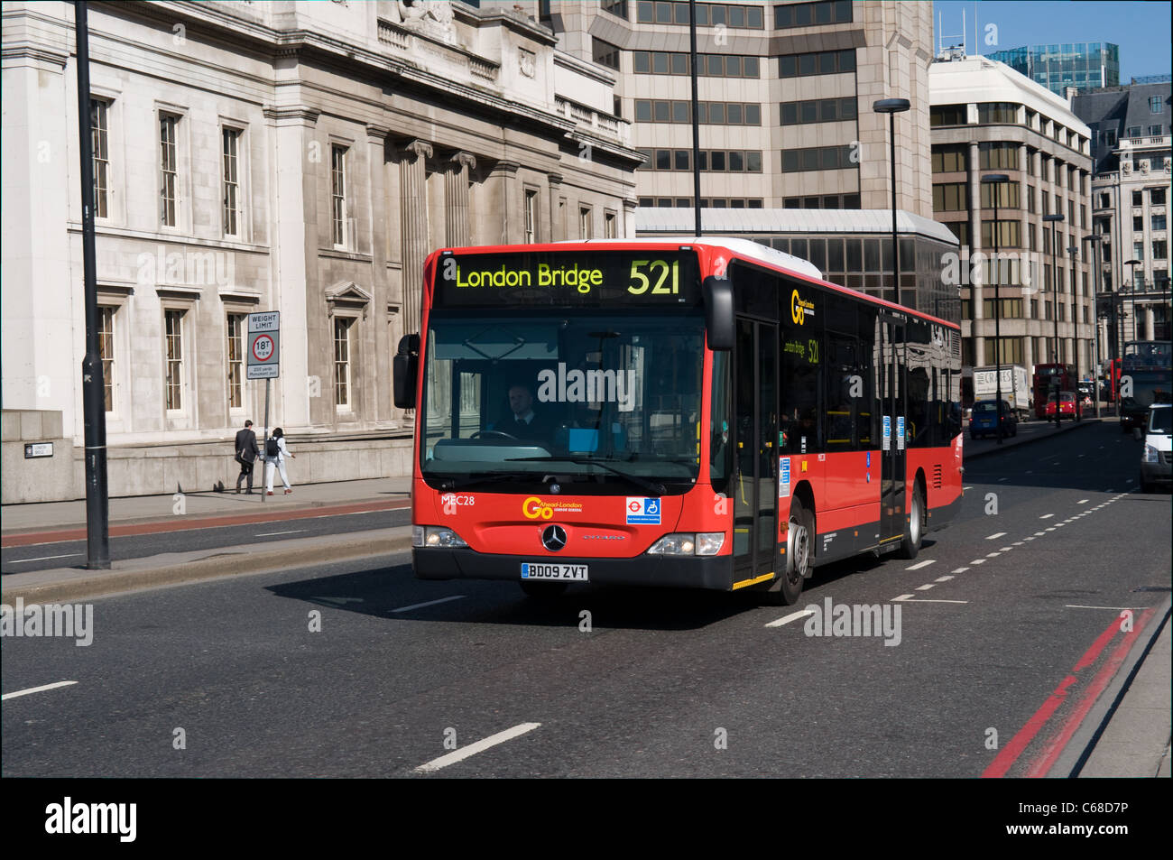 Ein Mercedes-Benz Citaro single-Deck-Bus durch den Startschuss London-Konzern betrieben überquert in Richtung London Bridge Station London Bridge Stockfoto