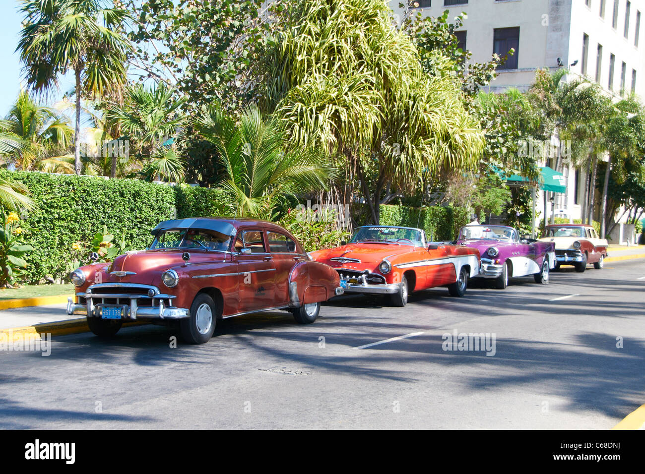 Taxi warten außerhalb des Hotel Nacional de Cuba Stockfoto