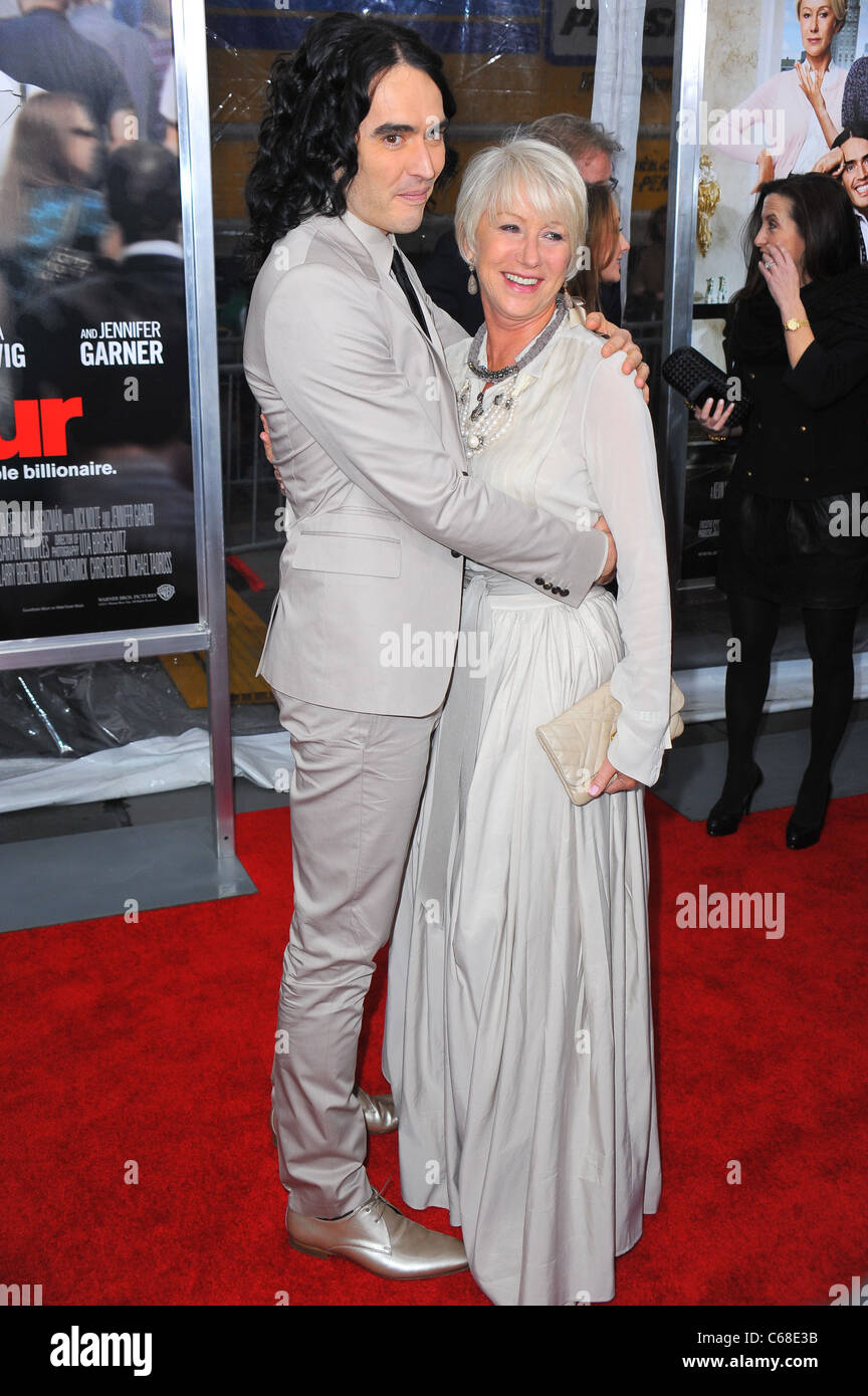 Russell Brand, Helen Mirren im Ankunftsbereich für ARTHUR Premiere, The Ziegfeld Theatre, New York, NY 5. April 2011. Foto von: Gregorio T. Binuya/Everett Collection Stockfoto