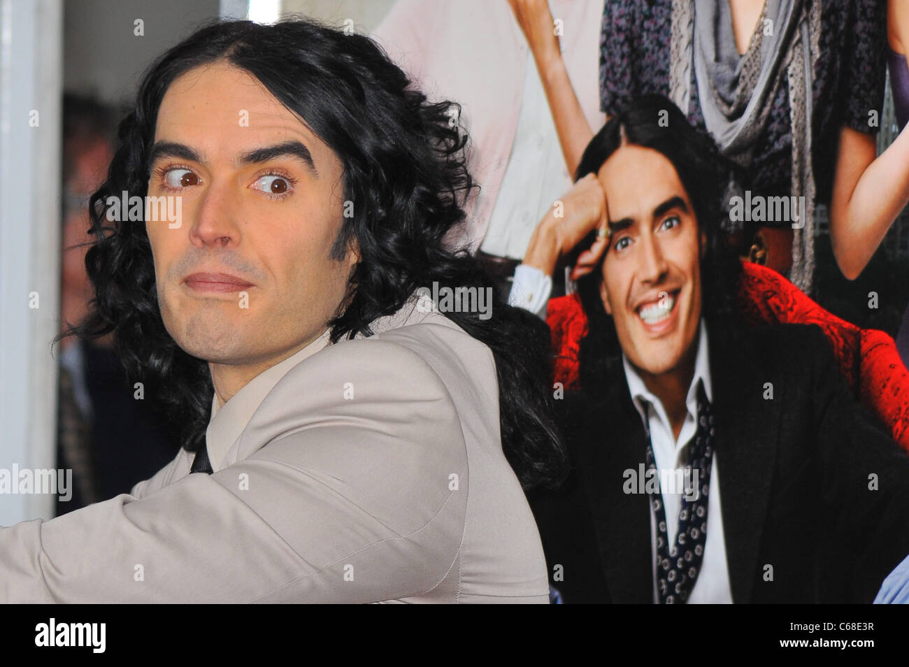 Russell Brand im Ankunftsbereich für ARTHUR Premiere, The Ziegfeld Theatre, New York, NY 5. April 2011. Foto von: Gregorio T. Binuya/Everett Collection Stockfoto