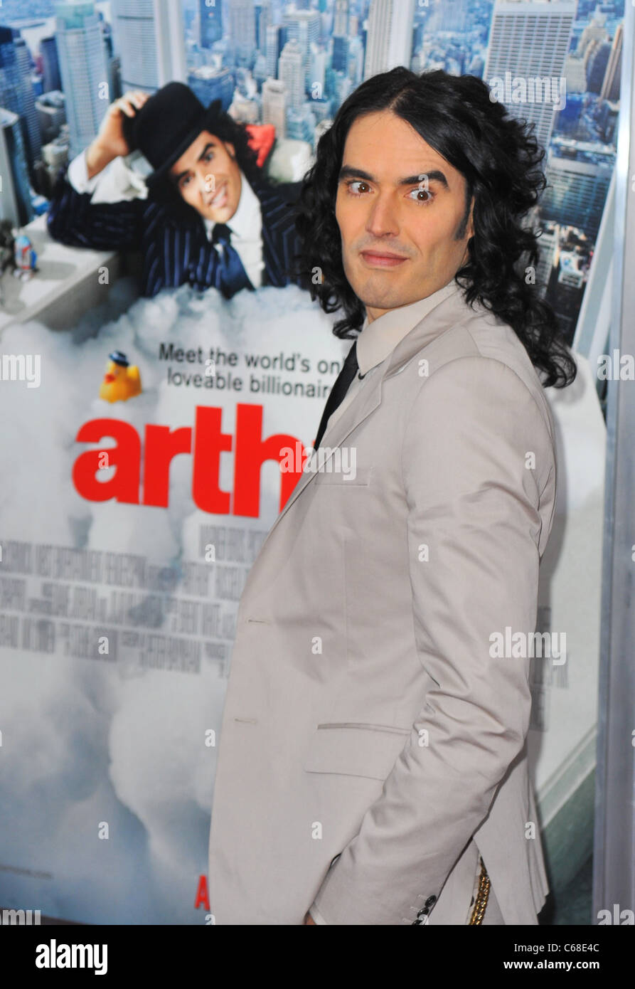 Russell Brand im Ankunftsbereich für ARTHUR Premiere, The Ziegfeld Theatre, New York, NY 5. April 2011. Foto von: Gregorio T. Binuya/Everett Collection Stockfoto