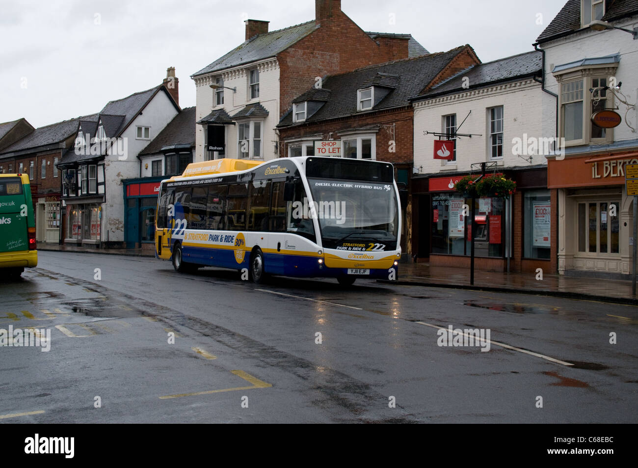 Ein neuer Diesel-Elektro-Hybrid-Bus betrieben von Johnsons übergibt die alten Gebäude des Stratford-upon-Avon arbeiten an Park & Ride Stockfoto