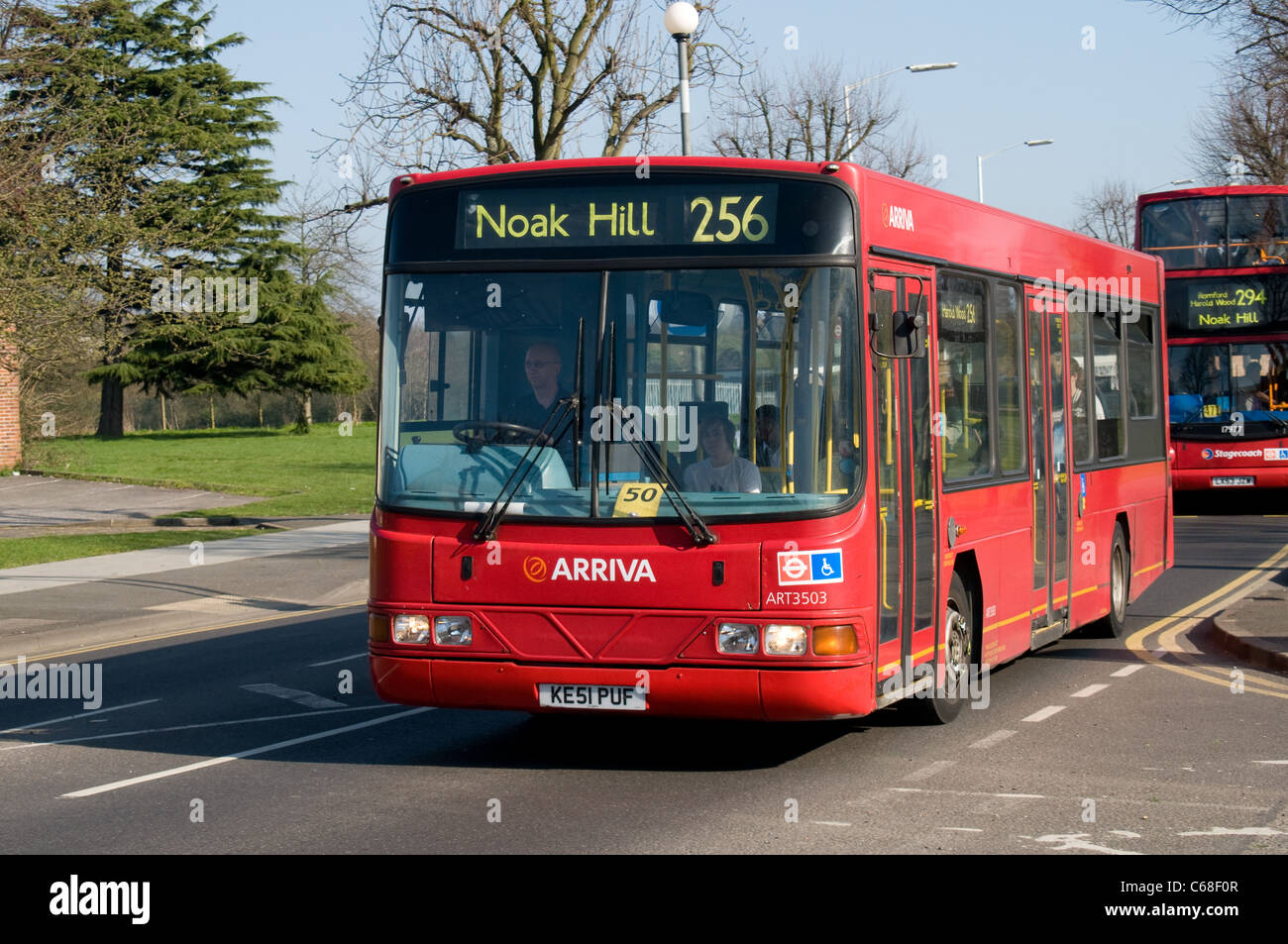 Ein DAF SB120 Bus mit Wrightbus Kadett Karosserie von Arriva betrieben funktioniert Route 256 durch die London Borough of Havering Stockfoto
