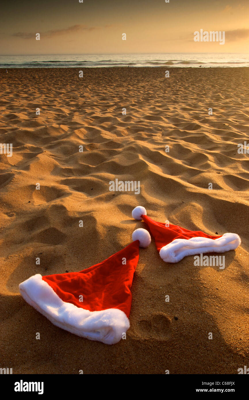 Santa Hüte auf seine Beach, Sydney Australia. Stockfoto