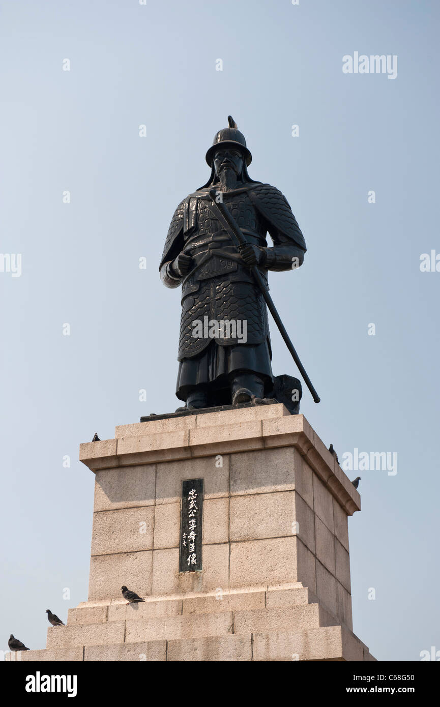 Statue von Admiral Yi SonneShin im Yongdusan Park, Busan, Südkorea Stockfotografie Alamy
