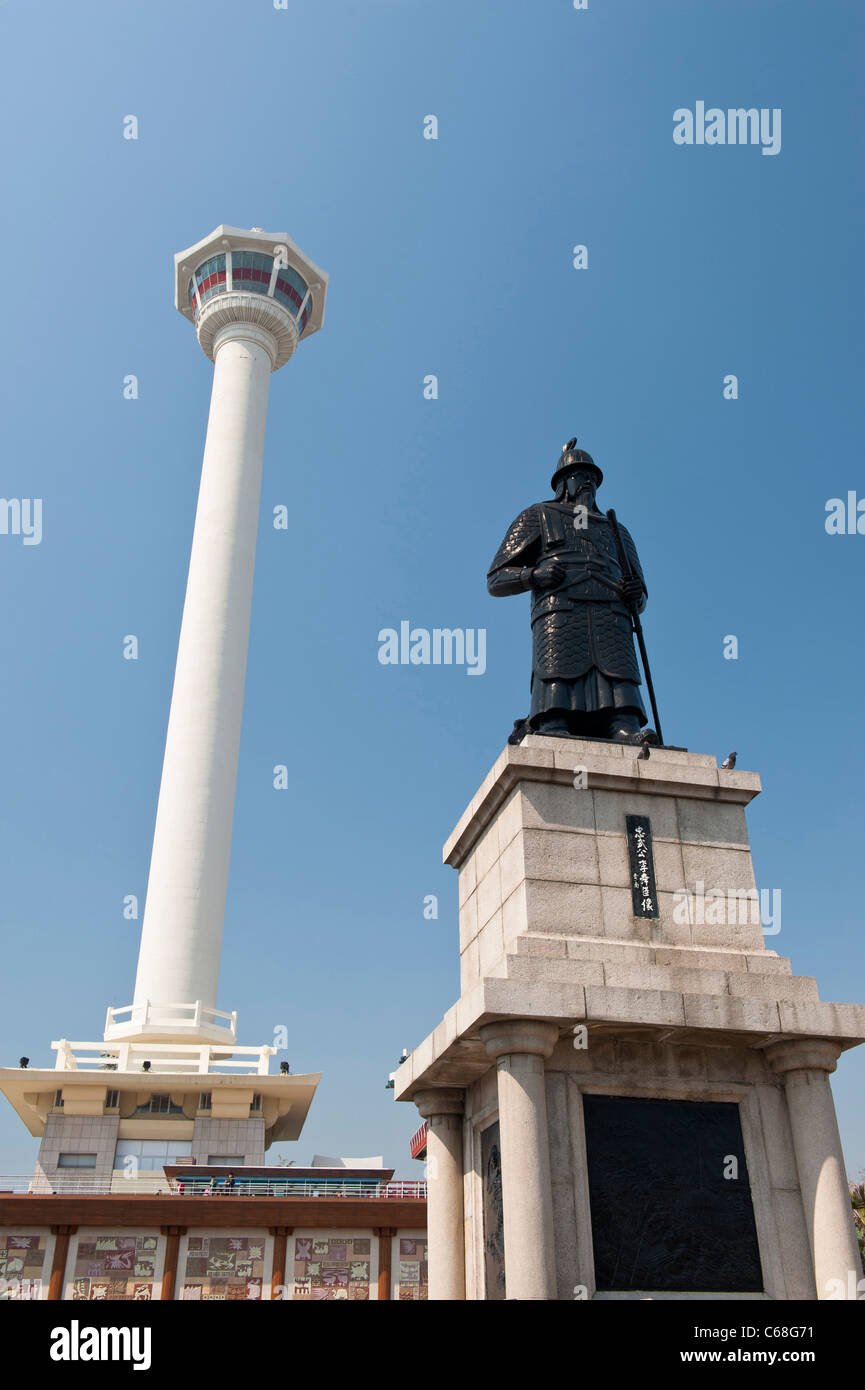 Busan Tower und Statue Admiral Yi Sonne-Shin im Yongdusan Park, South Korea Stockfoto