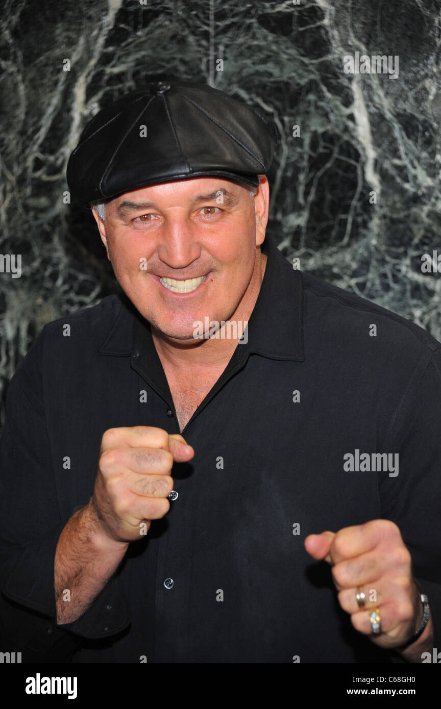 Gerry Cooney im Ankunftsbereich für LIGHTS OUT Serie Premiere am FX, Hudson Theater, New York, NY 5. Januar 2011. Foto von: Gregorio Stockfoto