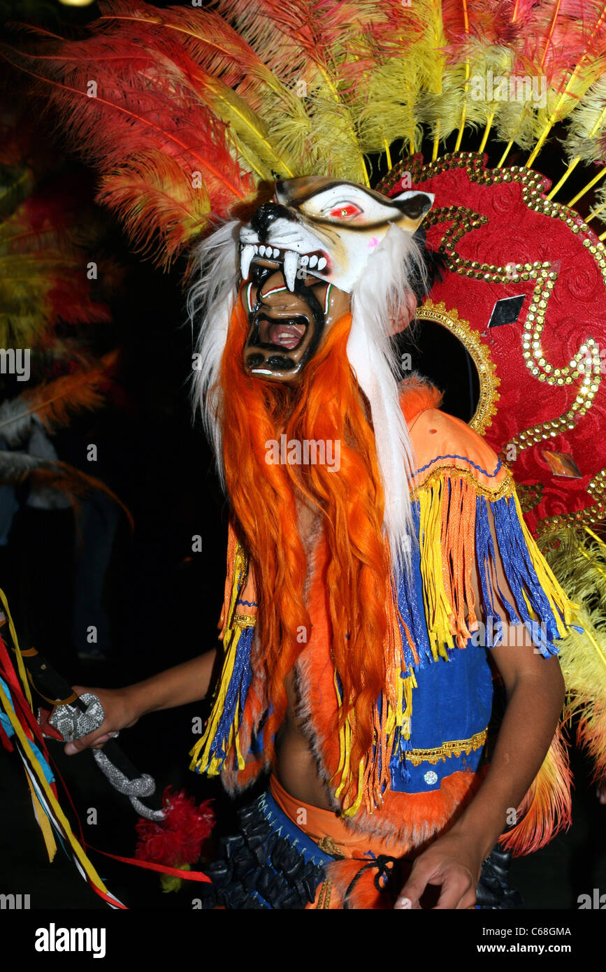 Mann in Streetparade Tanz des peruanischen Dschungels. Stockfoto