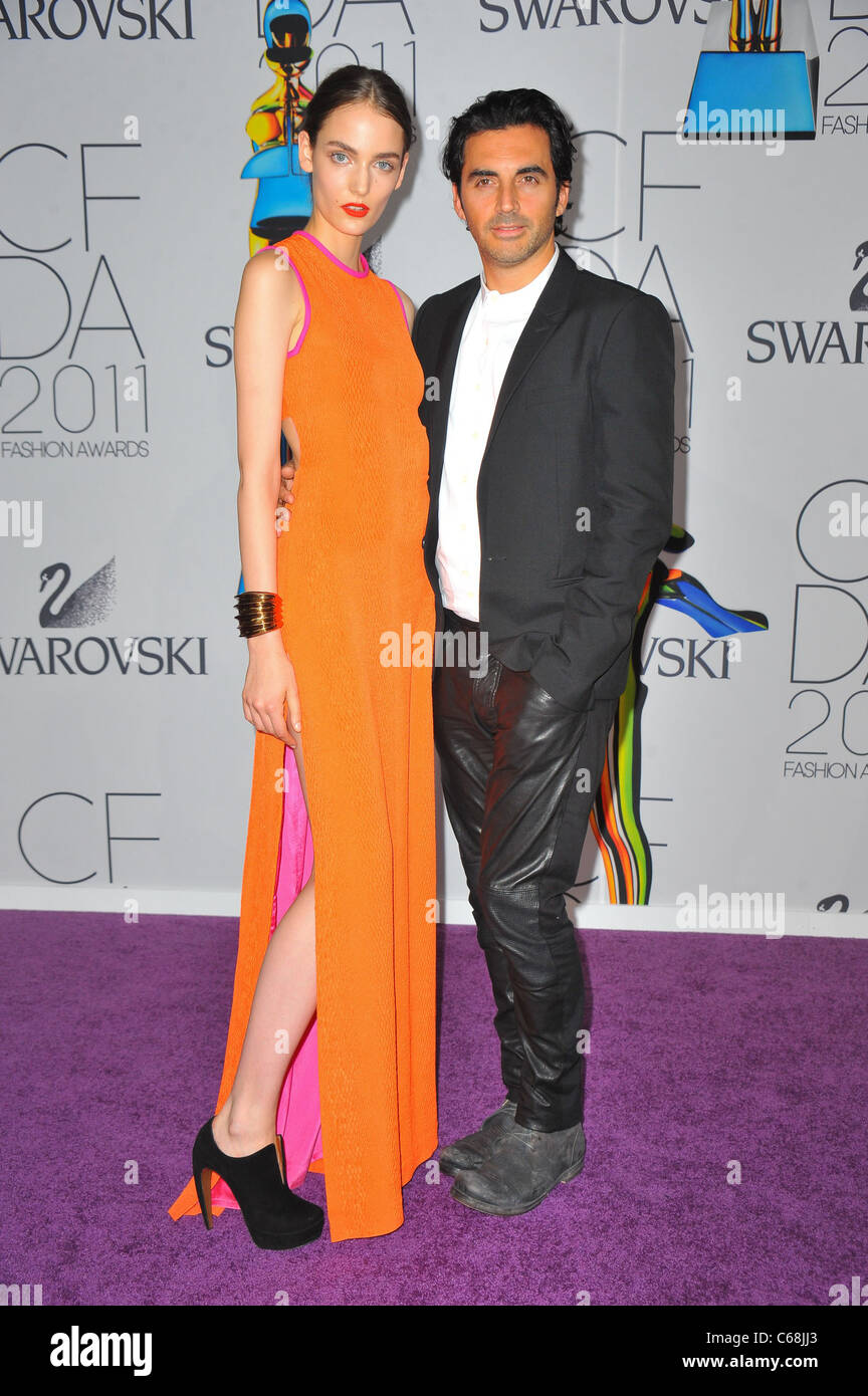 Yigal Azrouel (R), Modell im Ankunftsbereich für 2011 CFDA Fashion Awards, Alice Tully Hall im Lincoln Center, New York, NY am 6 Juni, Stockfoto