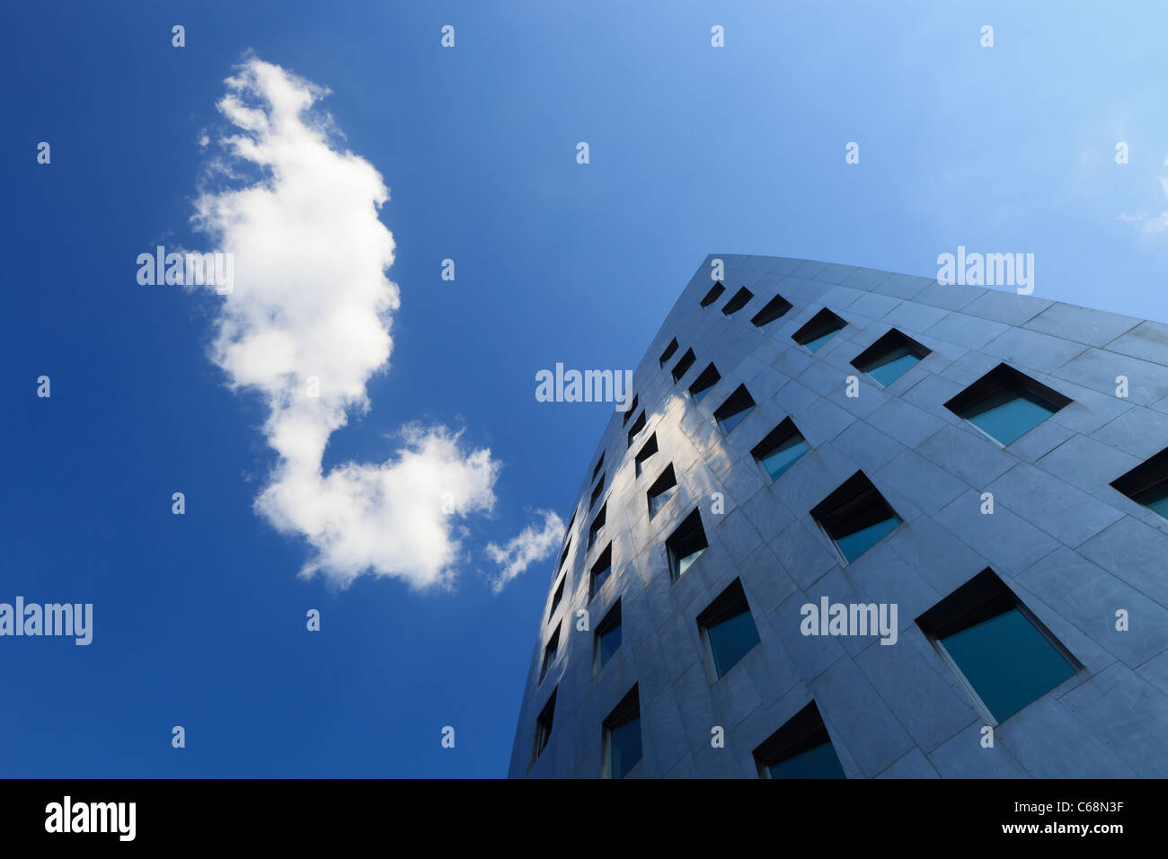 Eine Wolke spiegelt sich in Edelstahl Form der Gehry-Tower in Hannover, Deutschland, entworfen von dem Architekten Frank Gehry. Stockfoto