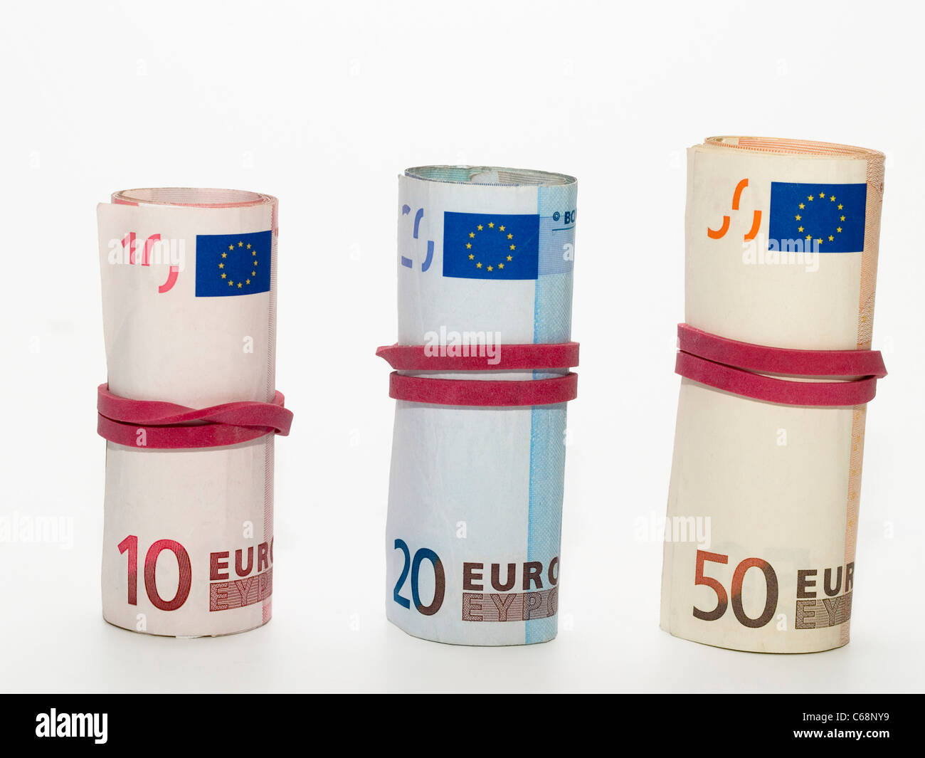 Drei Gerollte Geldbündel Mit 10, 20 Und 50 Euro-Scheinen | drei gerollte Bündel Geld mit 10-, 20- und 50-Euro-Banknoten Stockfoto