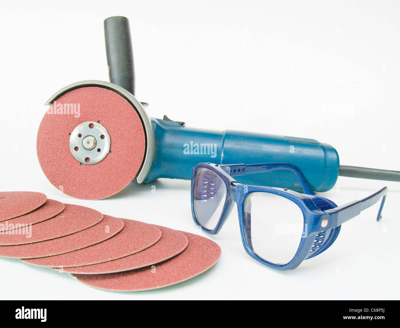 Winkelschleifer Mit Schutzbrille Und Schleifscheiben | Winkelschleifer mit Schutzbrillen und Schleifscheiben Stockfoto