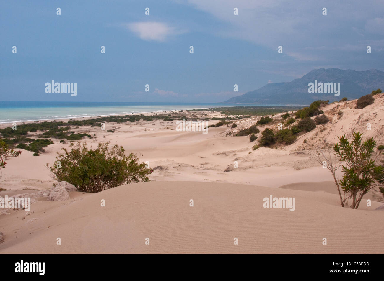 Blick über Sanddünen Patara Se Mittelmeer und Berge, Patara, Türkei Stockfoto