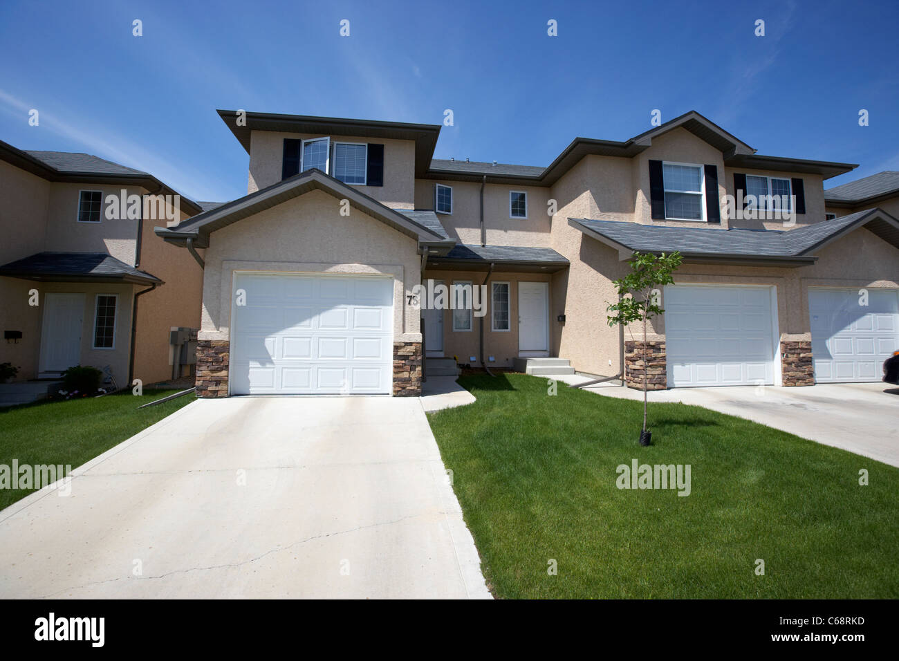 Doppelhaushälfte Eigentumswohnung Eigenschaften Starterhäuser auf verwaltete Eigenschaft Saskatoon Saskatchewan Kanada Stockfoto