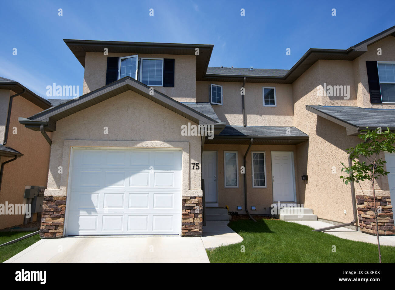 Doppelhaushälfte Eigentumswohnung Eigentum Starterhaus auf verwaltete Eigenschaft Saskatoon Saskatchewan Kanada Stockfoto