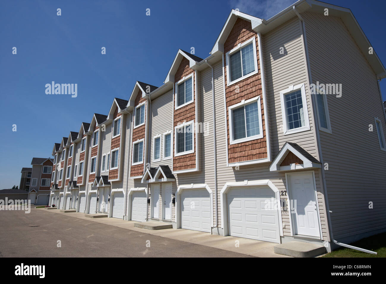 Reihe von Stadthäusern Starterhäuser auf verwaltete Eigenschaft Saskatoon Saskatchewan Kanada Stockfoto
