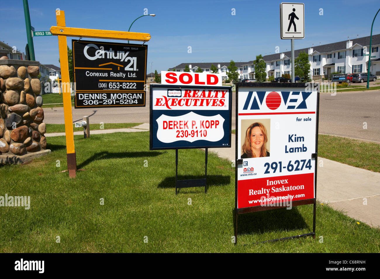 Verkauft und zum Verkauf adterising Boards neue Entwicklung konkurrierender Realtor unterzeichnet Saskatoon Saskatchewan Kanada kanadische Immobilienmarkt-Konkurrenz beschäftigt Stockfoto