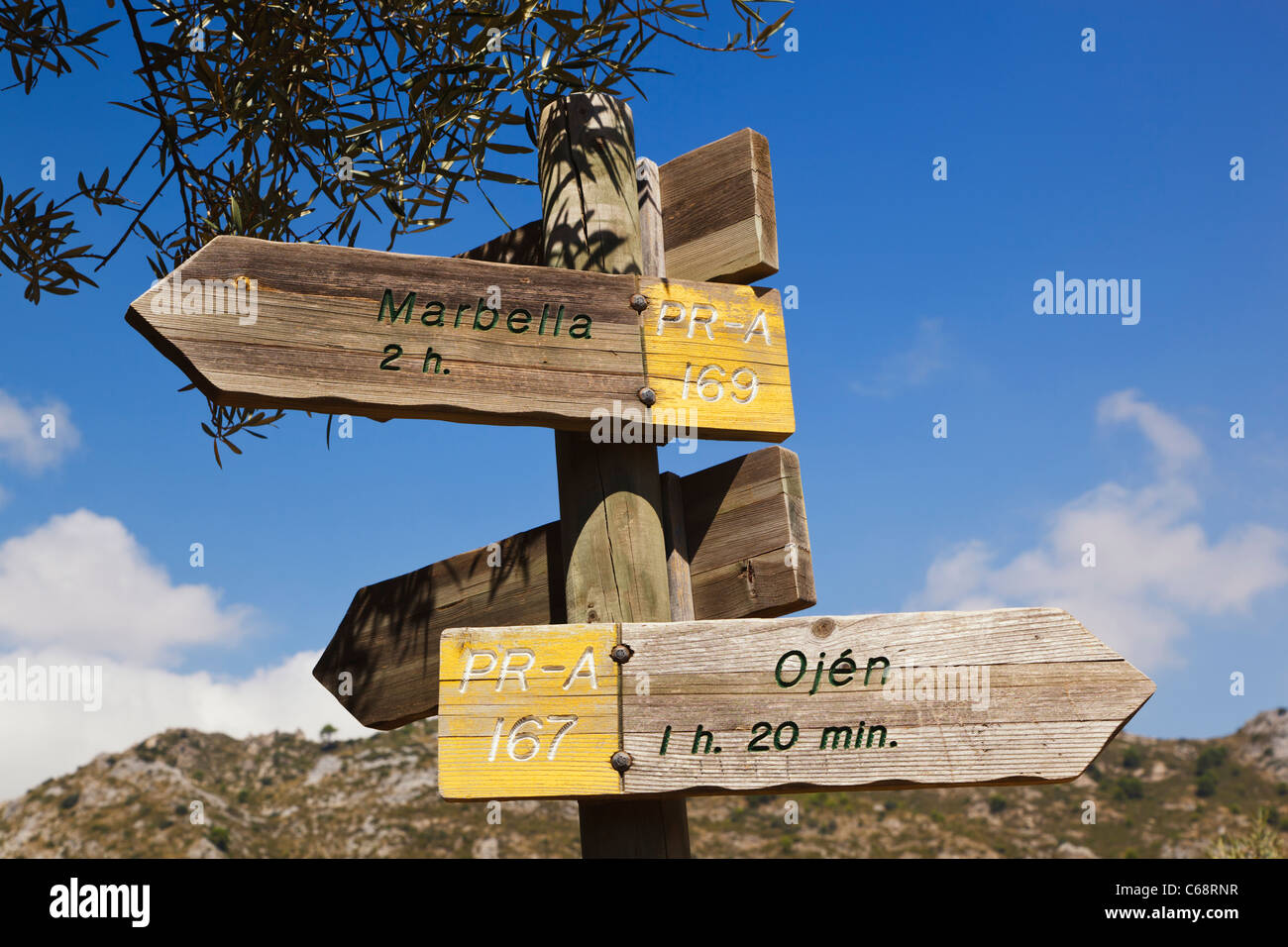 Wegweiser auf Walkers Weg in die Sierra Blanca de Ojen auf Ojen und Marbella. In der Nähe von Ojen, Spanien Stockfoto