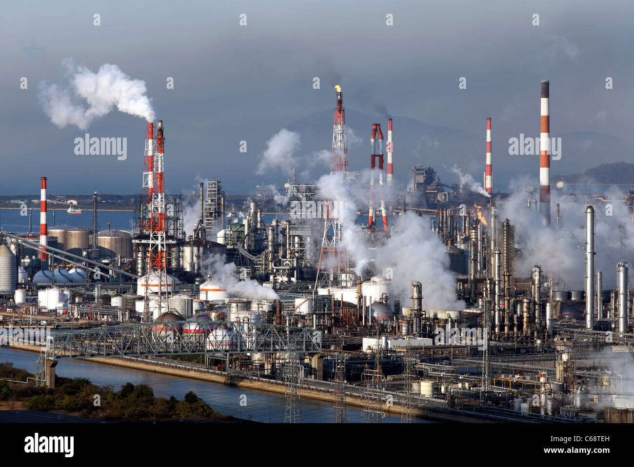Industrieanlage mit Rauchen Stacks, Industriegebiet Stockfoto