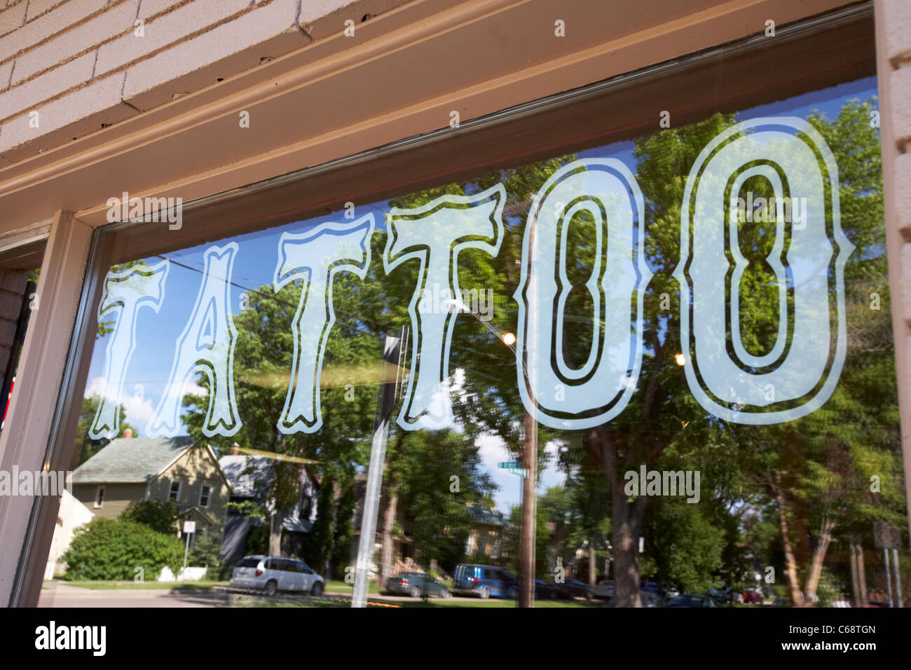 Logo im Fenster ein Tattoostudio Stube in Saskatoon Saskatchewan Kanada Stockfoto