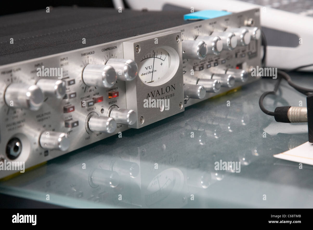 Avalon Vakuumröhre diskrete Twin Signal Weg Opto Kompressor Equalizer auf einem Tontechniker Schreibtisch Stockfoto