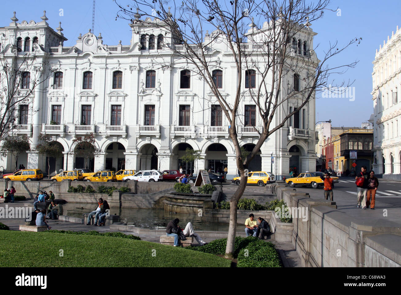 Junge Paare in Plaza San Martin in der Stadt entspannen. Lima, Peru, Südamerika Stockfoto