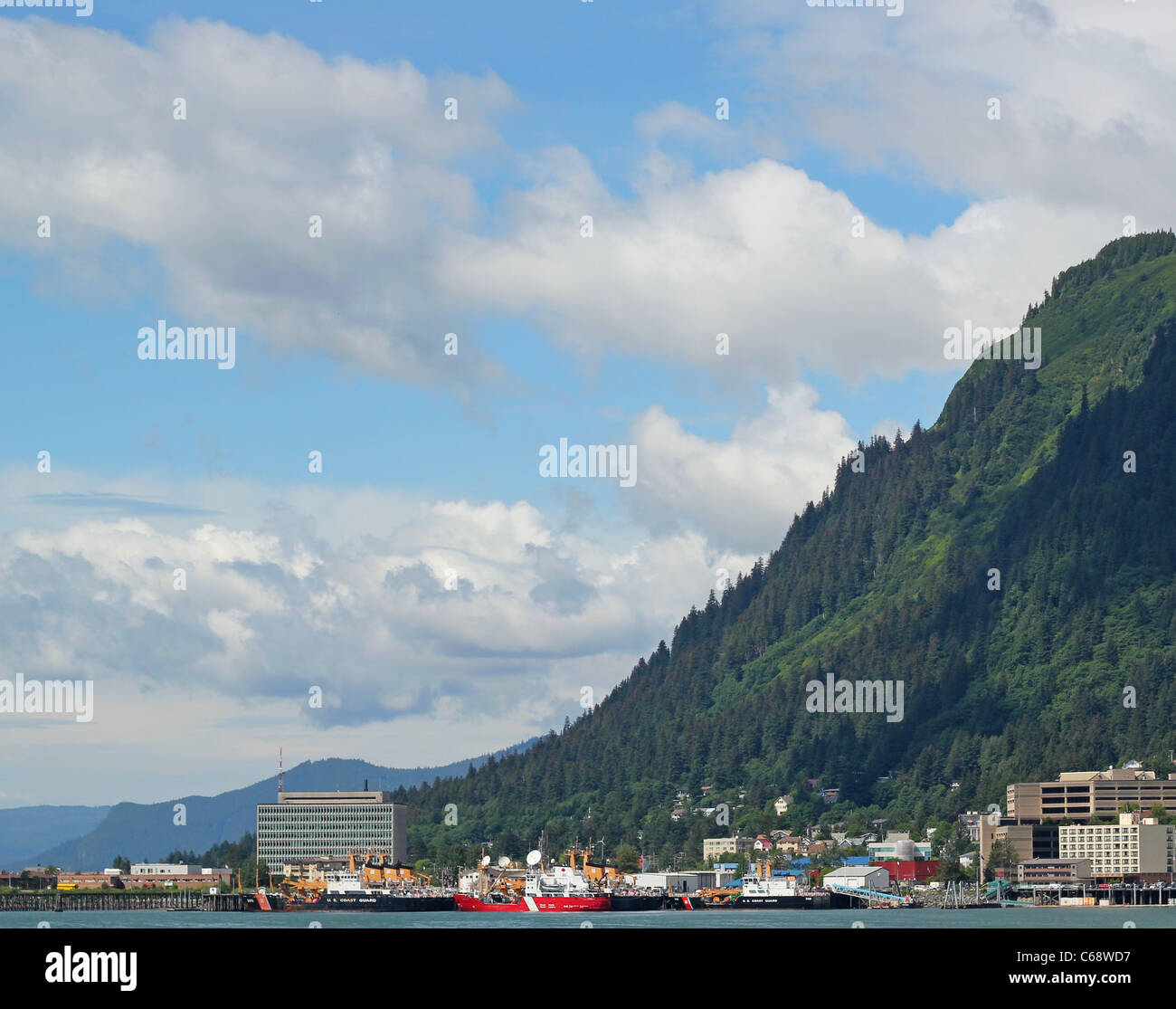 Ansicht von Alaska Juneau an einem sonnigen Sommertag mit Wolken Stockfoto