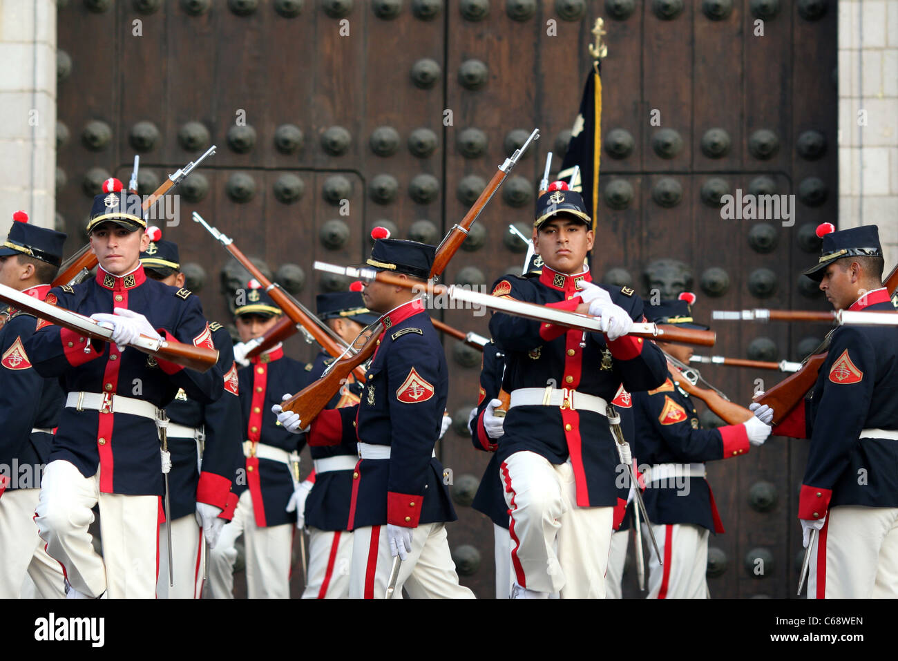 Des Präsidenten Wachen führen Übungen vor der Basalica Catedral in der Plaza de Armas. Lima, Peru, Südamerika Stockfoto