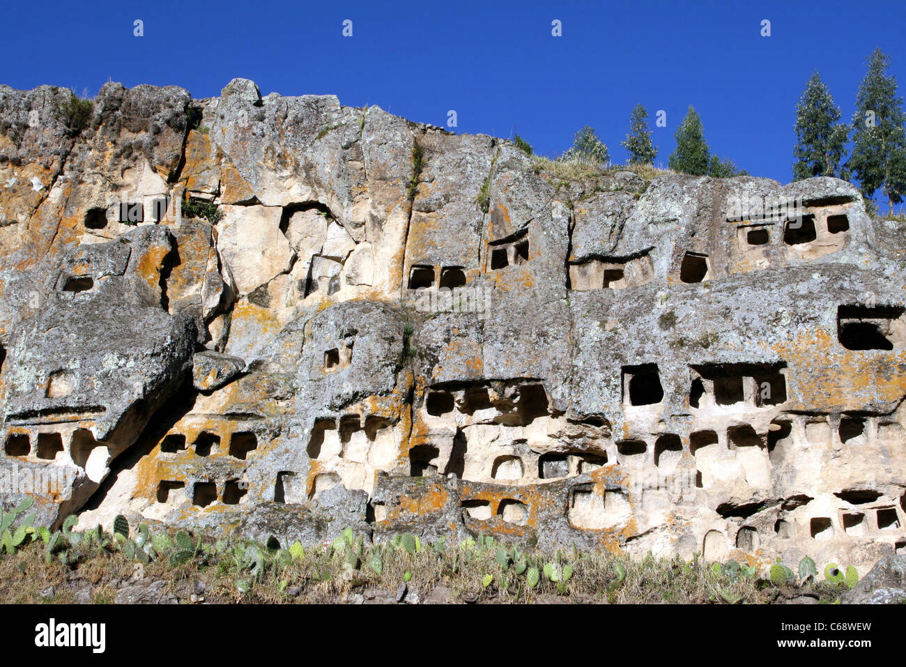 Ventanillas de Otuzco Grabanlage, bestehend aus 337 Windows geschnitzt in den Felsen Gesicht, Cajamarca, Peru, Südamerika Stockfoto