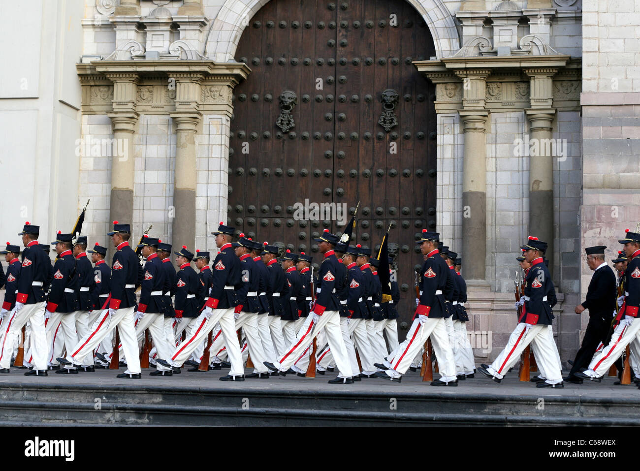 Des Präsidenten Wachen führen Übungen vor der Basalica Catedral in der Plaza de Armas. Lima, Peru, Südamerika Stockfoto