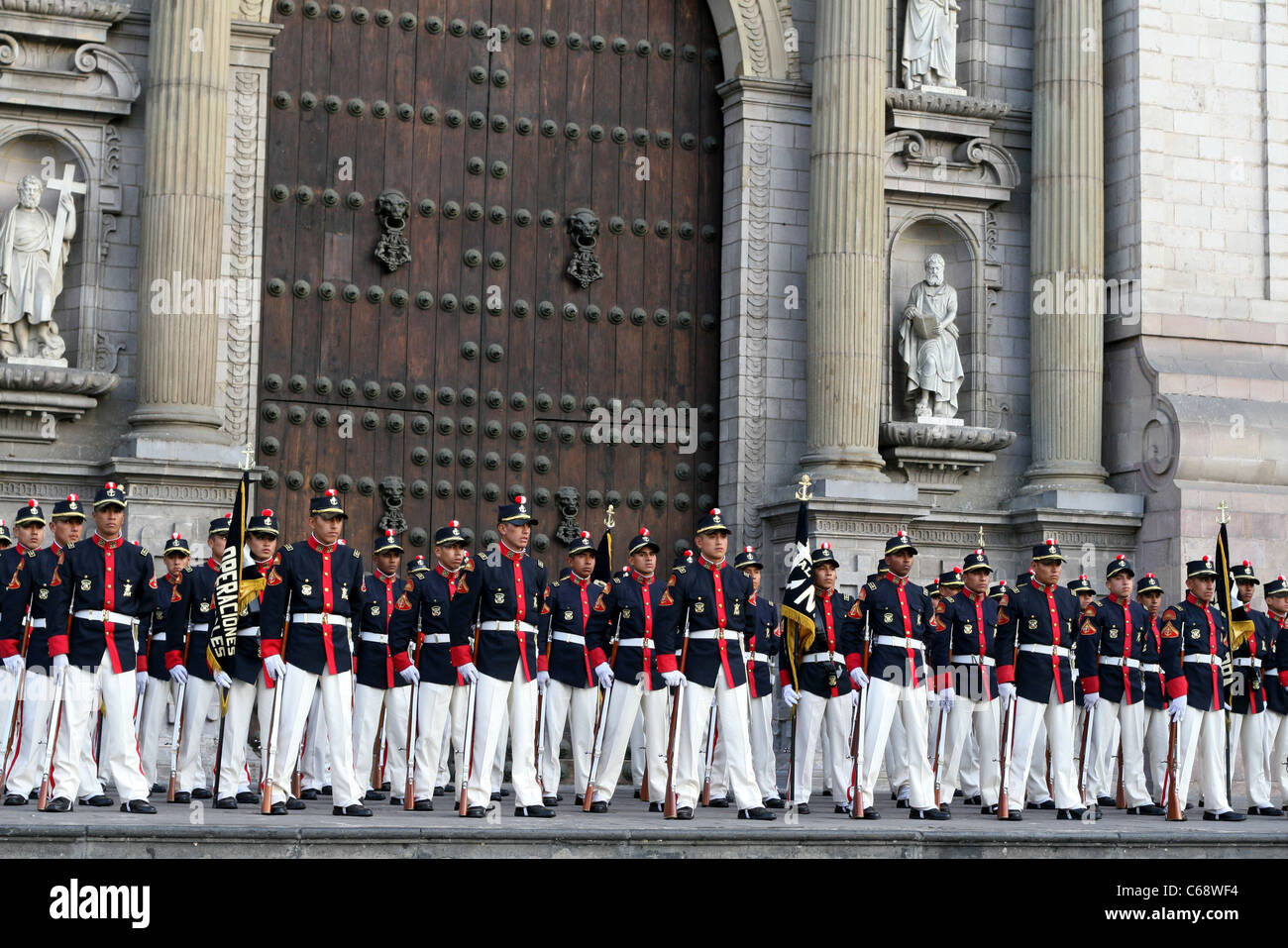 Des Präsidenten Wachen führen unterhaltsame Übungen vor Basalica Catedral in der Plaza de Armas. Lima, Peru, Südamerika Stockfoto