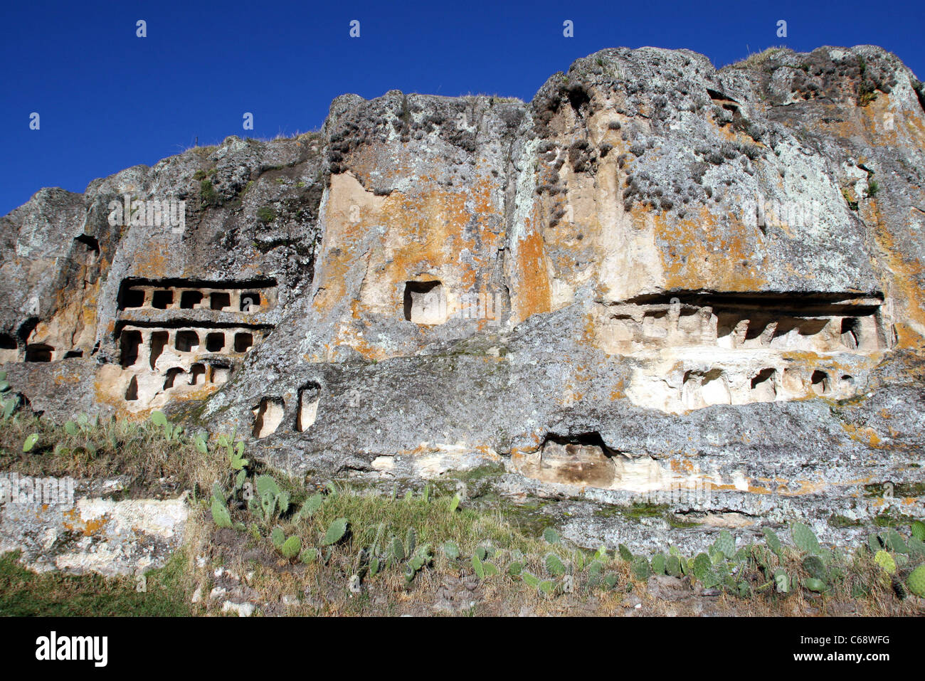 Ventanillas de Otuzco Grabanlage, in die Felswand gehauen bestehend aus 337 Windows. Cajamarca, Peru, Südamerika Stockfoto