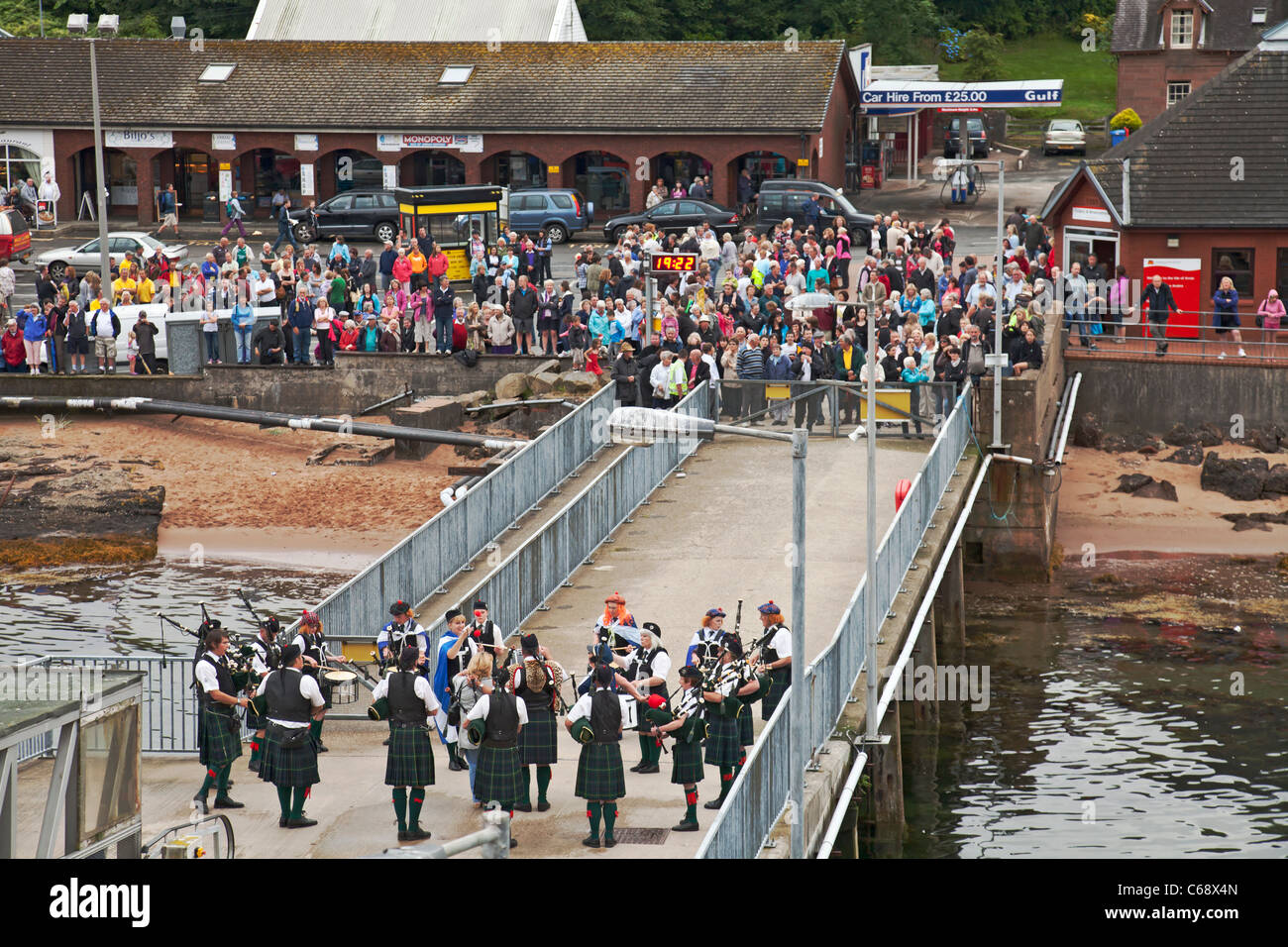 Die Insel von Arran Pipe Band an der Pier in Brodick Ende Brodick Highland Games. Die Einheimischen sehen Sie Besucher. Stockfoto