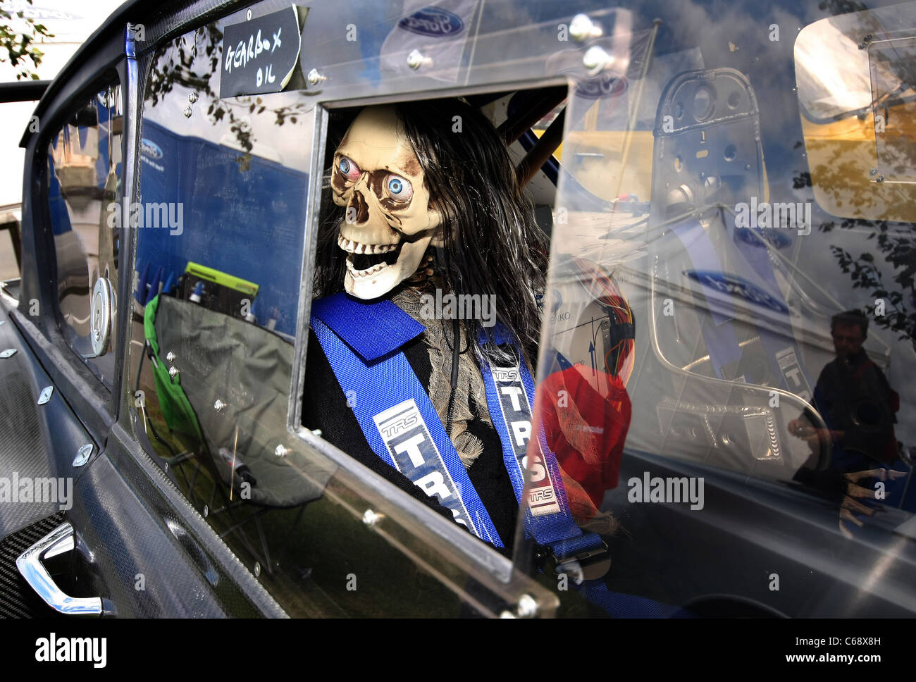 Skelett Fahrer im Auto zum Spaß. Stockfoto