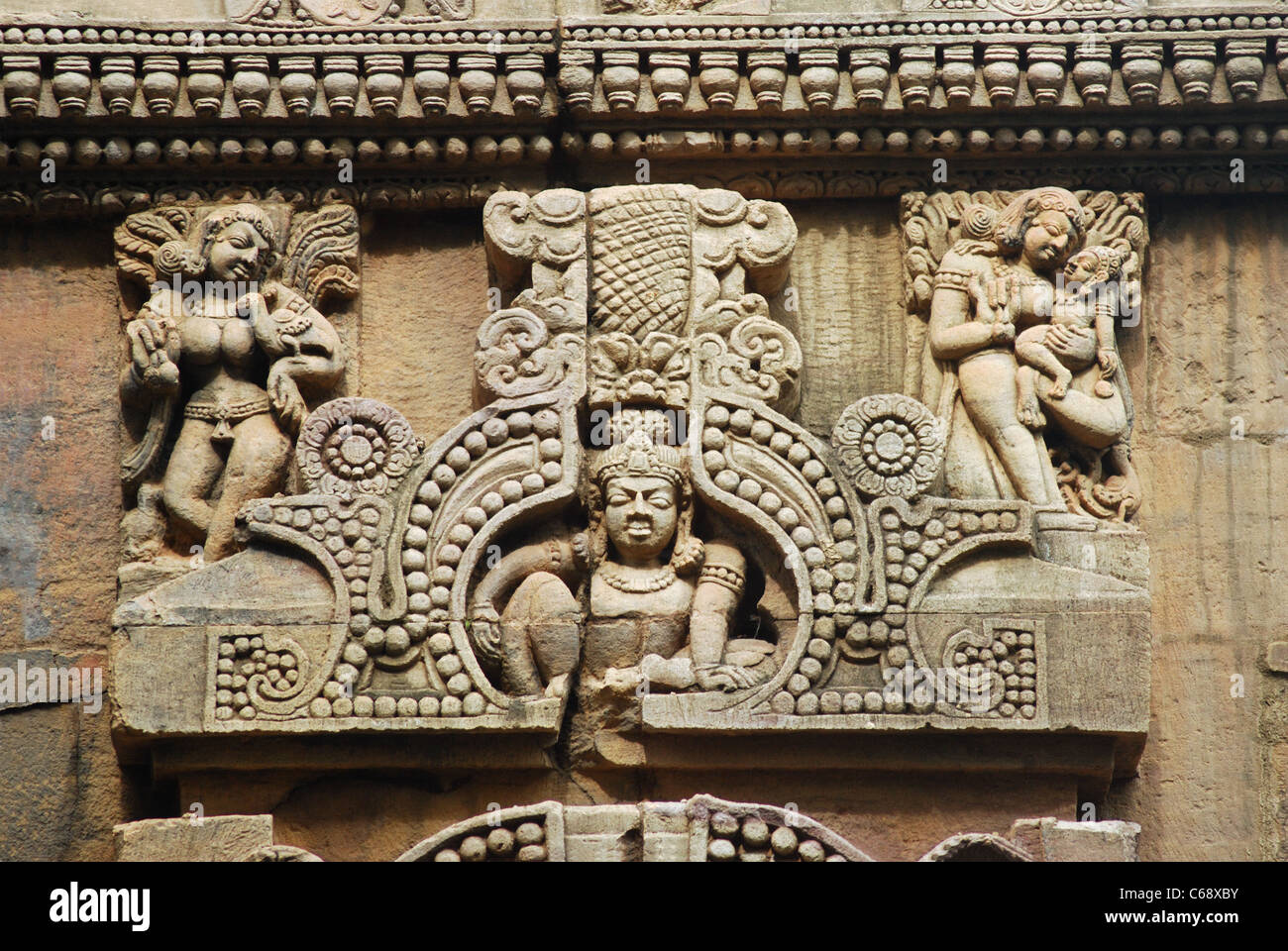 Nahaufnahme einer Skulptur auf dem 7. Jahrhundert Shiva Tempel - Parasurameswara. Es ist ein klassisches Beispiel für alte Kunst des temp Stockfoto